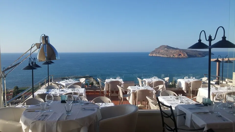 Cosmos Restaurant: Dinner with a view of the endless blue and flavours that stand out in Platanias