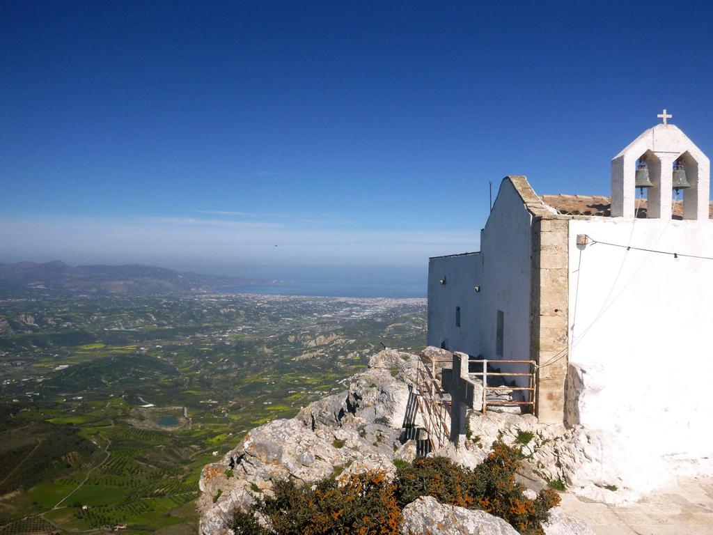 Cretan Adventures: Πεζοπορία στον Γιούχτα