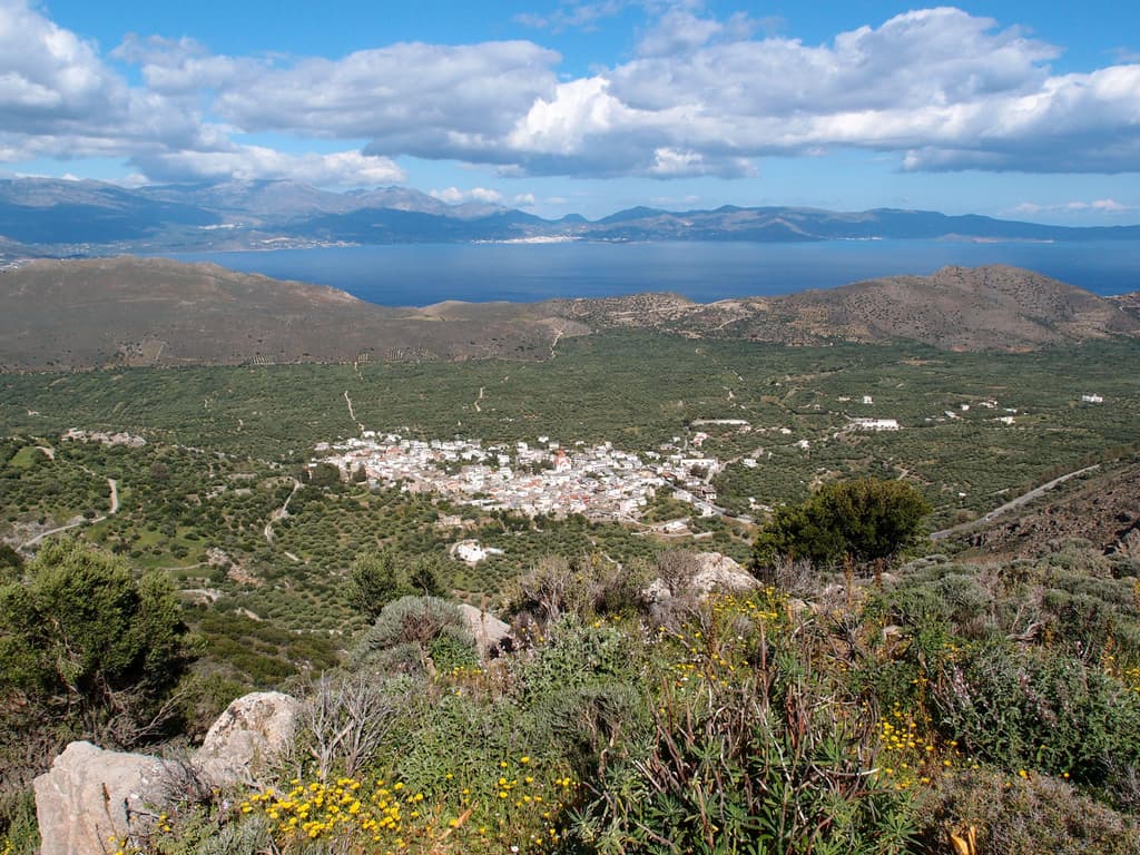 Καβούσι: στους πρόποδες δύο επιβλητικών βουνών