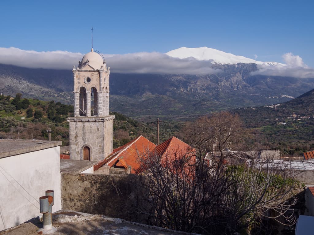 Μέρωνας: Με θέα τον Ψηλορείτη