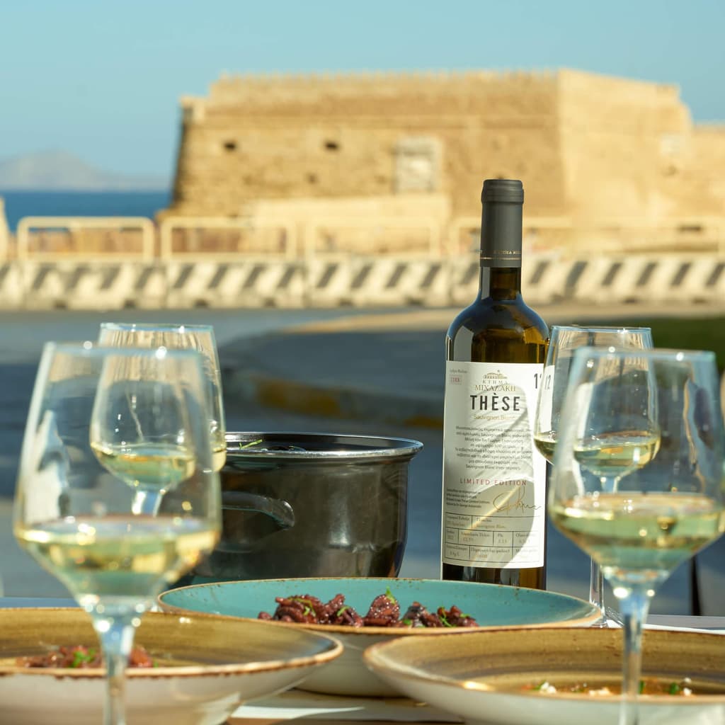 «Ligo Krasi…Ligo Thalassa»: A Culinary Journey Overlooking the Venetian Fortress of Koules!