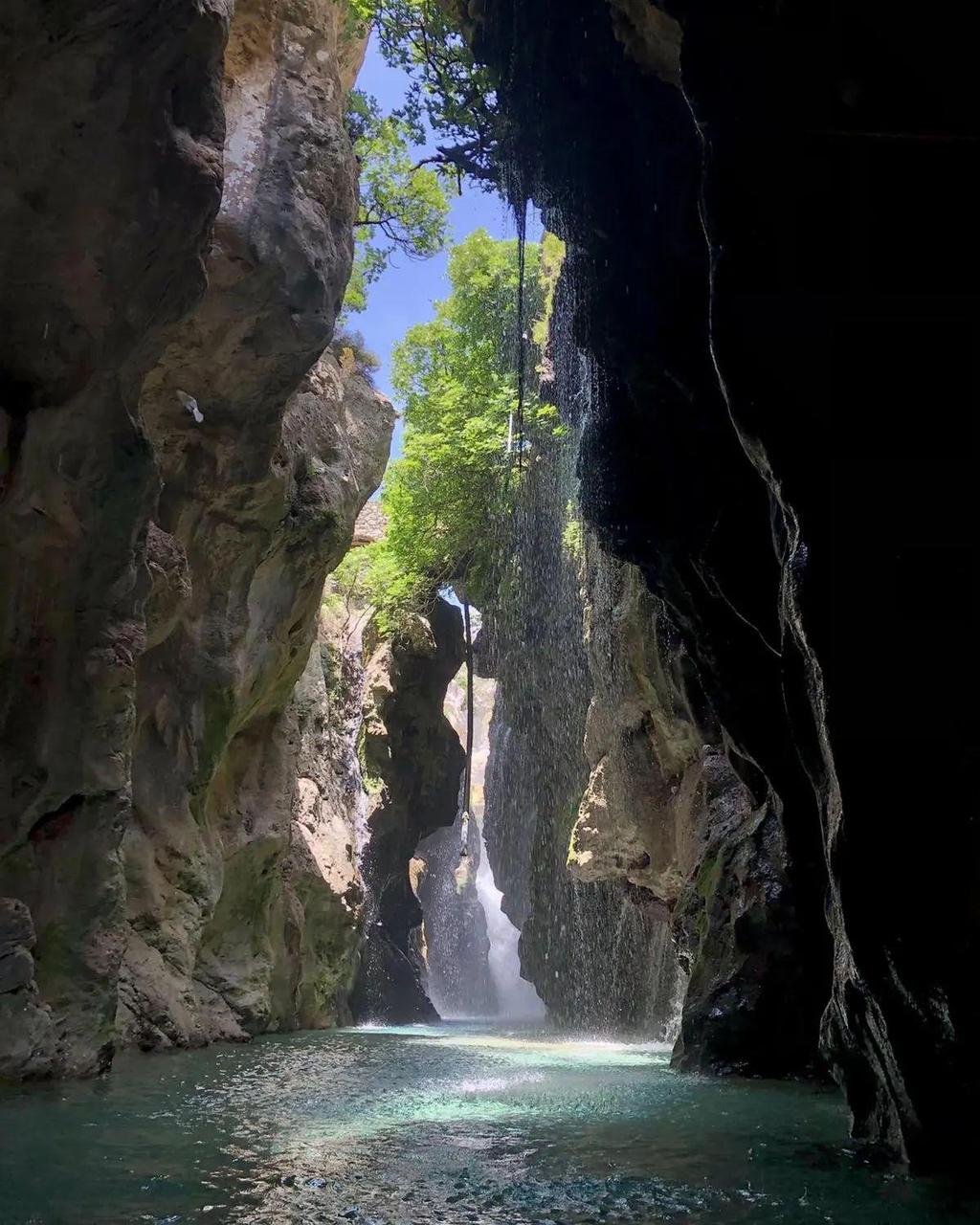 YourGuide: Βουτιά στον καταρράκτη του Κουρταλιώτη