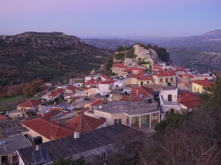 Agios Thomas: A Village Perched on Steep Cliffs