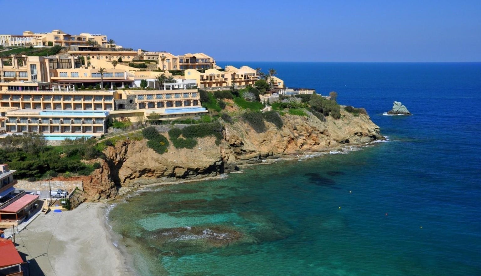 Taverna bar Vasilis: Enjoy lunch with the sea at your feet!