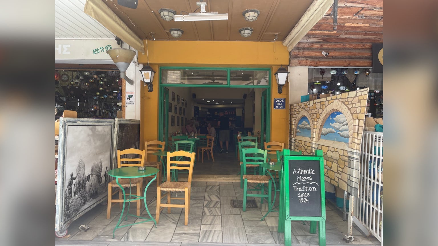 A Stop at "Sarantavga" Café: A Must-Visit in Heraklion