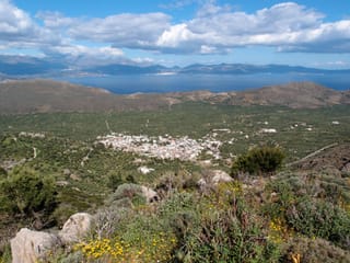 Καβούσι: στους πρόποδες δύο επιβλητικών βουνών