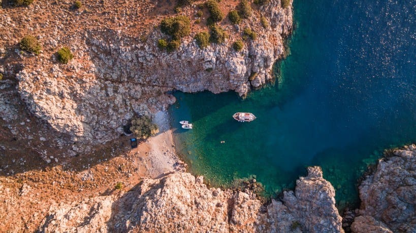 Τα κρυστάλλινα νερά της Αγριόμαντρας