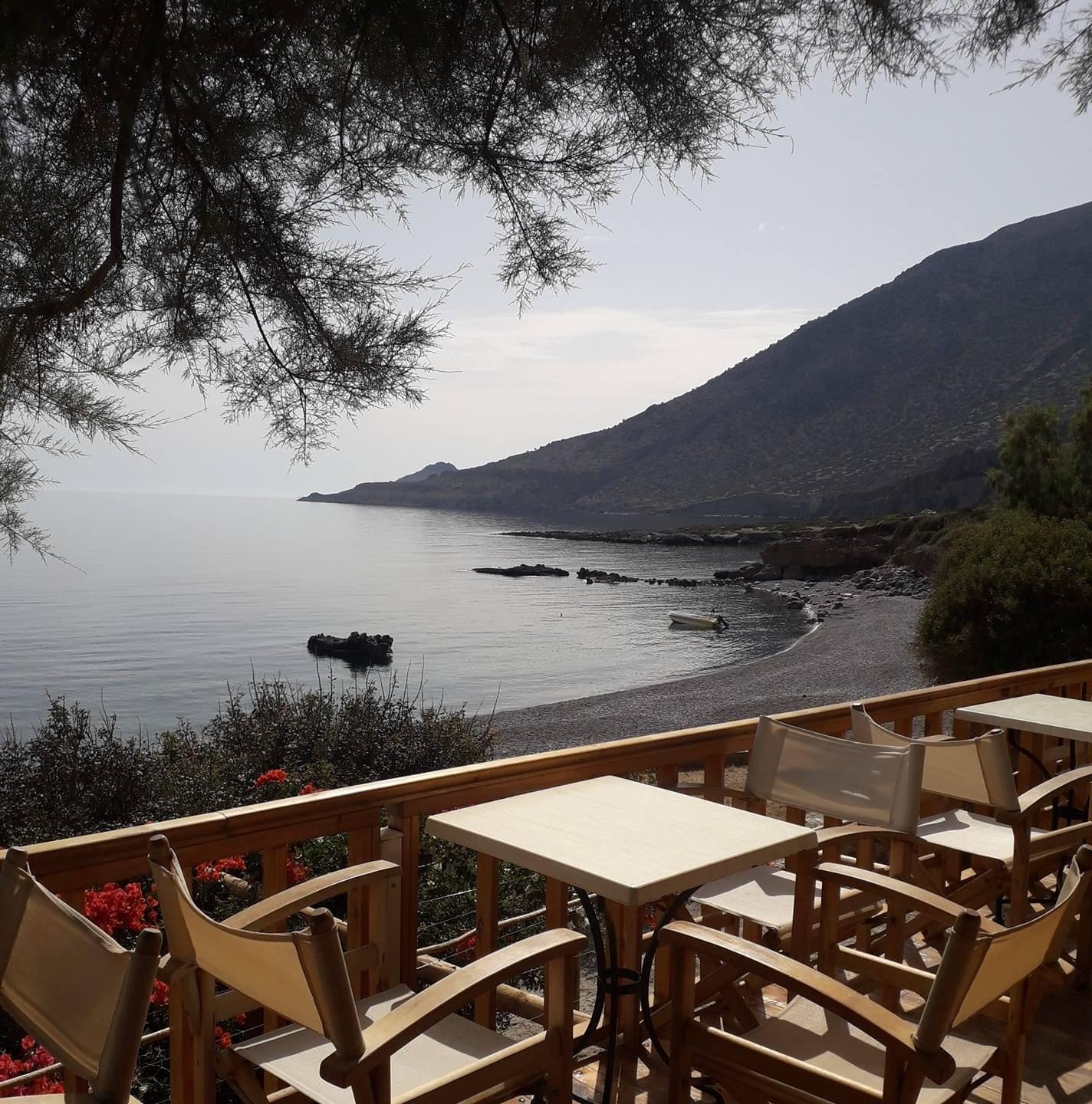 Café Gialos: Coffee and Food on the Beach of Agios Ioannis