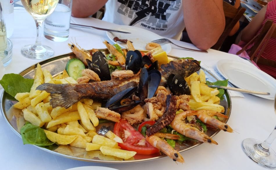 Mythos: Delightful seafood by the sea