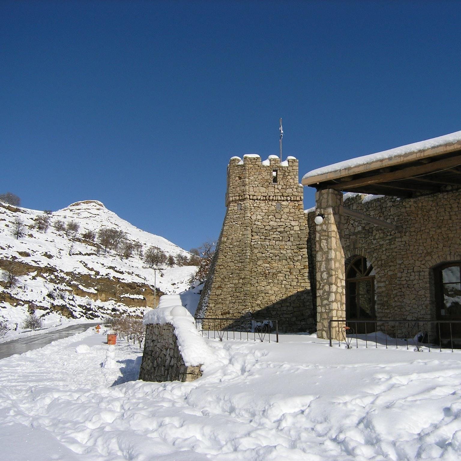 Pirgos: Traditional cuisine with a fireplace and a view!