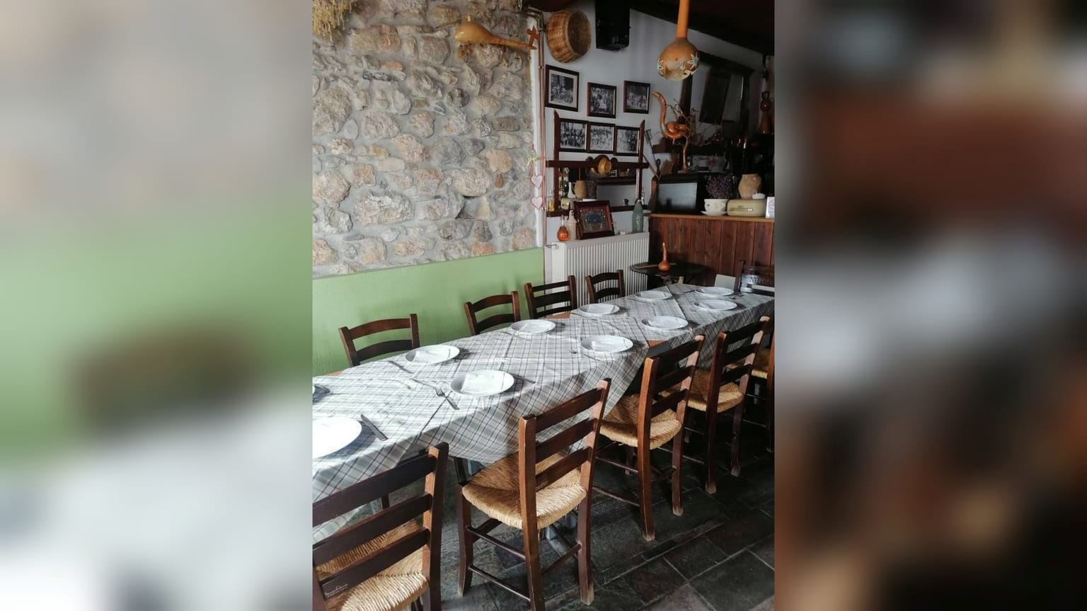 Tsakalakis Traditional Café-Mezedopoleio: Meze and Herbal Treasures in Nivrytos!