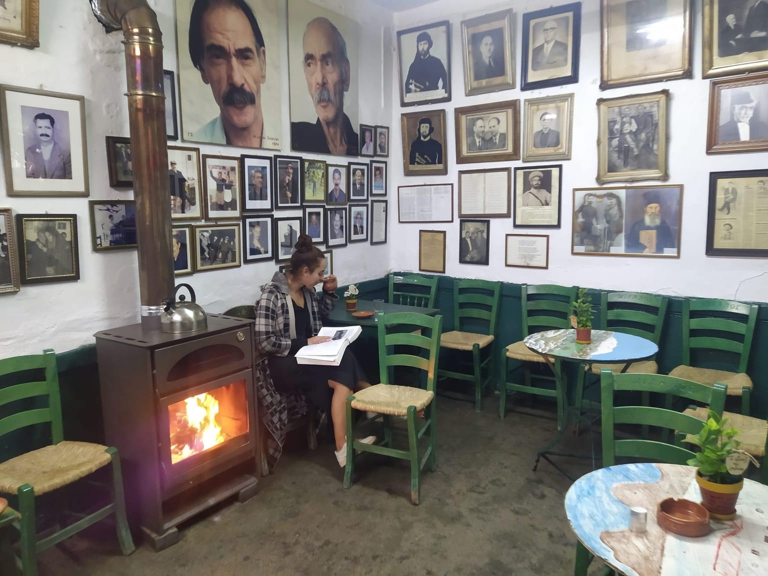 Platea Sidagmatos:  The legendary kafeneio in the heart of Anogeia