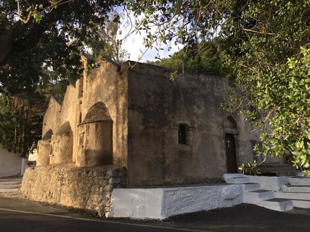 Hiking in the Gorge of Theologos – Platovolo – Limni – Skoteina Lakkakia – Kroustas – and back to Theologos